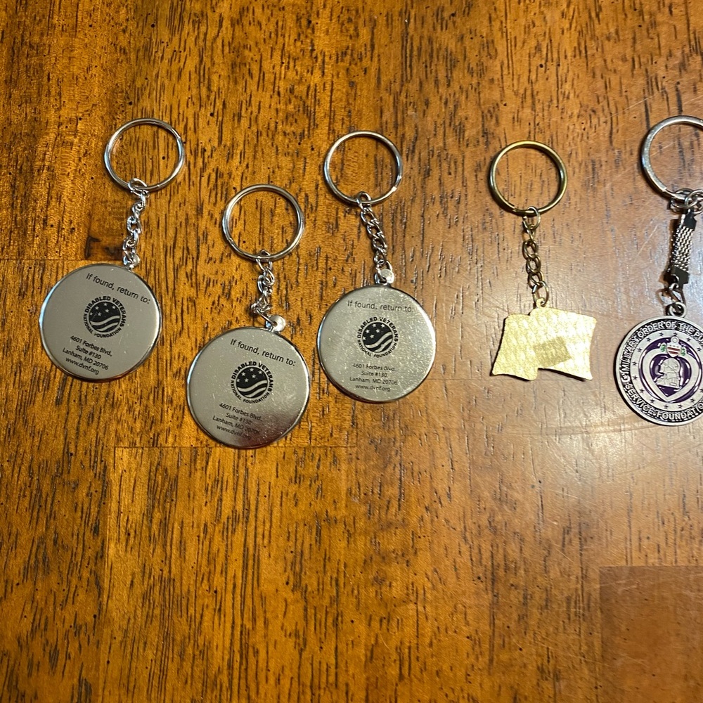5 keychains, 3 disabled veterans, 1 American flag, 1 Purple Heart foundation - Picture 8 of 8